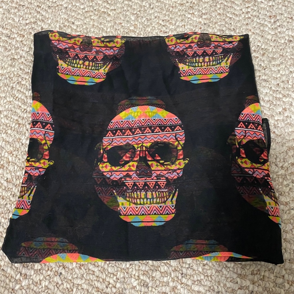 Scarf with skulls